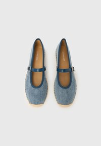 Pantofi slip-on din denim albastru, cu vârf rotund, curea cu cataramă și talpă din iută împletită. Exterior texturat și accente din piele netedă.