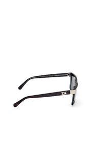 Černé a želvovinové sluneční brýle s plochými skly, silnými obroučkami a elegantními stranami s kovovým akcentem a logem značky.