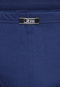 Mörkblå kalsonger i boxerstil tillverkade av mjukt tyg, med en svart JBS-logotyp på midjebandet och en sömfri design med minimala sömdetaljer.