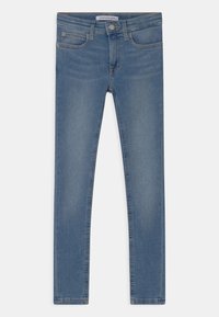 Jeans de mezclilla azul de corte ajustado, con una textura suave, cinco bolsillos y un cierre de botón de metal en la cintura. Diseño de tiro medio.