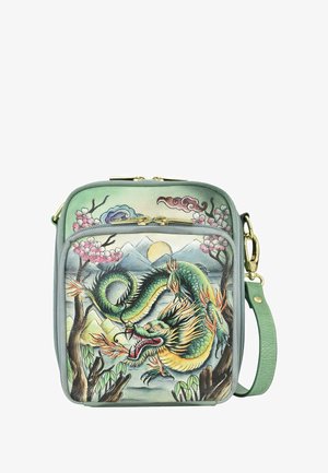 Groene leren crossbody tas met een levendig drakenontwerp, reliëf patronen van bergen en bloemen, en gouden hardware accenten.