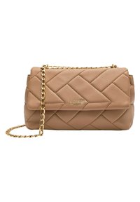 Borsa a tracolla in pelle trapuntata beige con catena dorata, dotata di chiusura a pattina e logo impresso sul fronte. Superficie testurizzata e design elegante.
