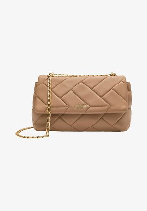 Borsa a tracolla in pelle trapuntata beige con catena dorata, dotata di chiusura a pattina e logo impresso sul fronte. Superficie testurizzata e design elegante.