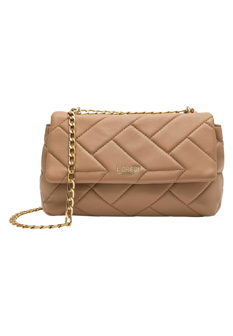 Borsa a tracolla in pelle trapuntata beige con catena dorata, dotata di chiusura a pattina e logo impresso sul fronte. Superficie testurizzata e design elegante.