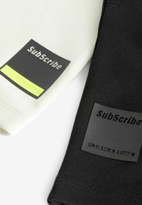 Next GRAPHIC AND SET - Šortky - white black subscribe