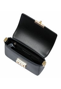 Musta nahkainen käsilaukku, jossa sileä pinta, suorakaiteen muotoinen, kultaiset metalliosat ja sisällä vetoketjutasku. Ylhäältä avoinna näytetty.