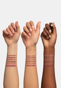 Lippenprodukt-Swatchs auf drei Armen mit unterschiedlichen Hauttönen. Die Farben reichen von Nude bis tiefem Beerenton und sind mit 91-96 beschriftet, mit einer glatten Textur.