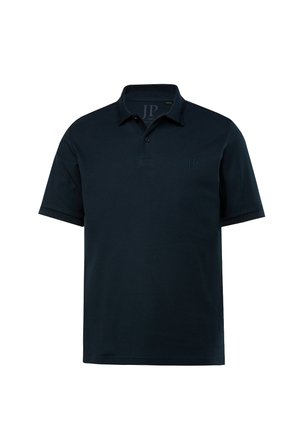 Tummansininen polo-paita, jossa on kauluspääntie, kaksi nappia ja lyhyet hihat. Rintapielessä on hillitty kohokuvioitu logo. Puuvillasekoitetehtaus.