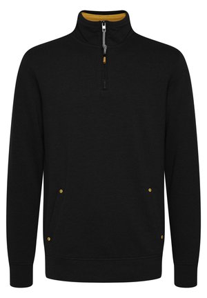 Czarny polarowy sweter z wysokim kołnierzem i ćwierć zamkiem. Posiada dwie boczne kieszenie z żółtymi akcentami oraz prążkowane mankiety. Miękka faktura.