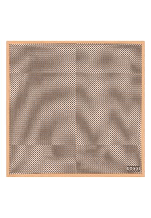 Kvadratisk stof med et tæt geometrisk mønster i brun og beige, afgrænset af en ensfarvet tan-kant, med en lille "Boggi Milano"-logo.