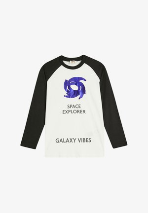 Langærmet T-shirt med hvidtomt krop og sorte raglanærmer. Har et blåt virvl-grafik og teksten "SPACE EXPLORER" og "GALAXY VIBES."
