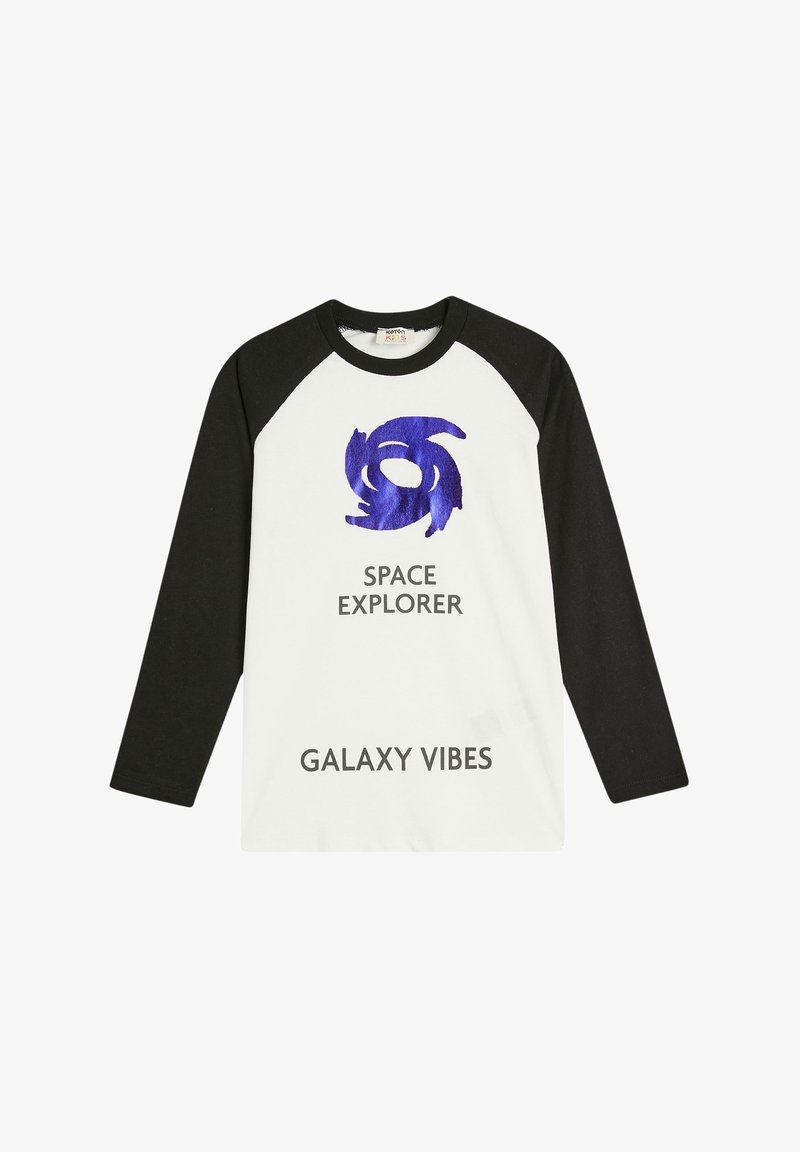 Langærmet T-shirt med hvidtomt krop og sorte raglanærmer. Har et blåt virvl-grafik og teksten "SPACE EXPLORER" og "GALAXY VIBES."