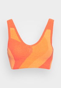 Top cropped tricotado em laranja vibrante com tons variados, apresentando um decote em V profundo e alças largas. Tecido texturizado com um padrão geométrico arrojado.