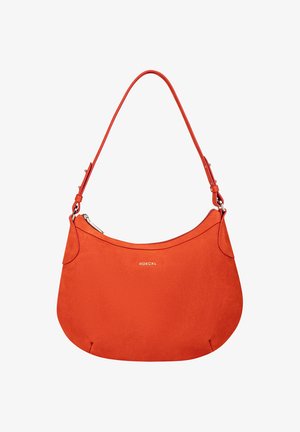 Rote Wildleder-Schultertasche mit geschwungener Silhouette, verstellbarem Trageriemen, goldfarbener Logo-Ausstattung und einem Reißverschluss oben.