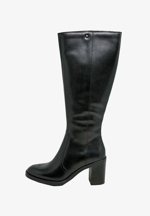 Stivale alto in pelle nera con tacco spesso, superficie liscia, punta appuntita, cuciture minime e un sottile logo accentuato vicino alla parte superiore.