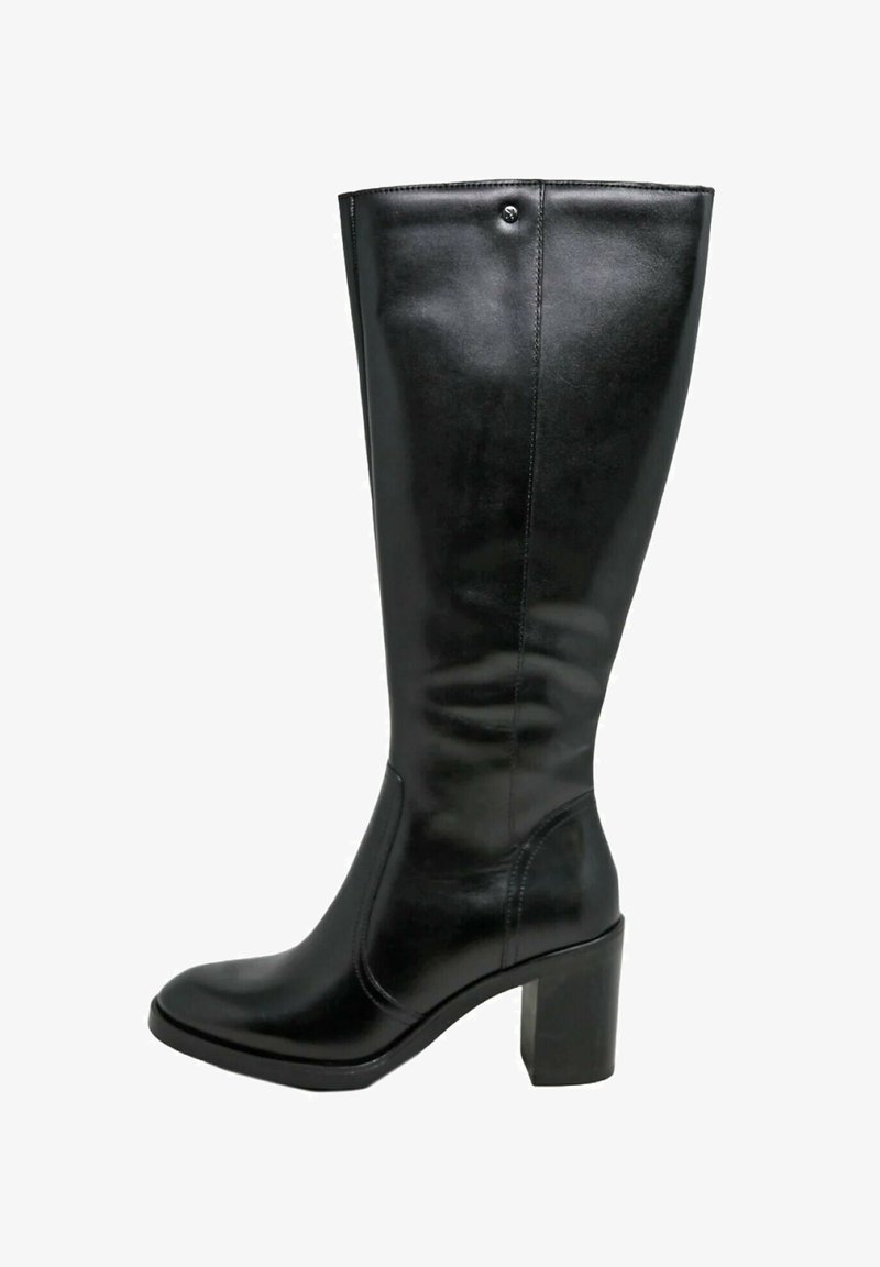 Stivale alto in pelle nera con tacco spesso, superficie liscia, punta appuntita, cuciture minime e un sottile logo accentuato vicino alla parte superiore.