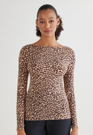 Luxe lange mouw top met luipaardprint in beige- en bruintinten, met een ronde halslijn en een aansluitende pasvorm in een zachte textuur.