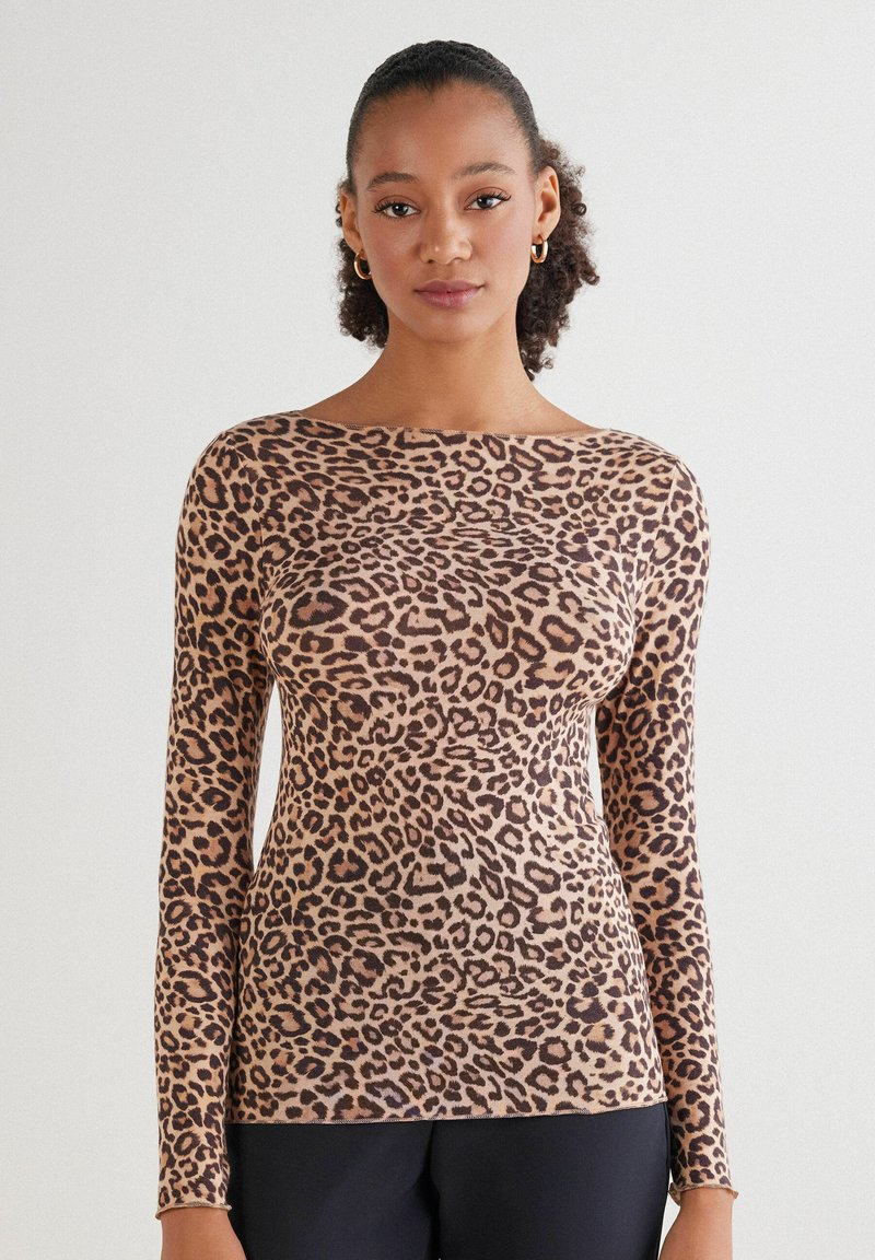 Leopardmønstret langærmet top i beige og brune nuancer, med rund halsudskæring og en tætsiddende silhuet med glat tekstur.