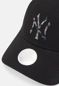 Schwarze Kappe mit gebogenem Schirm, ausgestattet mit einem gestickten grauen und tealfarbenen "NY"-Logo. Ein reflektierender Aufkleber auf dem Schirm kennzeichnet sie als 9Forty verstellbaren Stil.