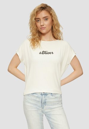 Witte t-shirt met korte mouwen met "s.Oliver" in zwarte cursieve letters in het midden, gemaakt van zachte materialen met een relaxte pasvorm.