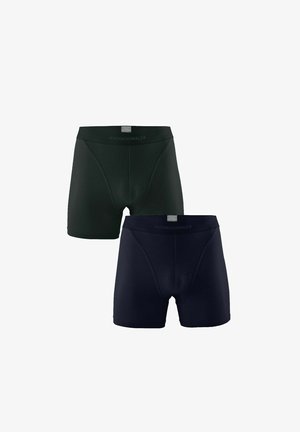 Kaks paari meeste boksertrusse; üks tume roheline ja teine tume sinine. Need on valmistatud siledast ja venivast kangast ning neil on elastsed vöökoht.