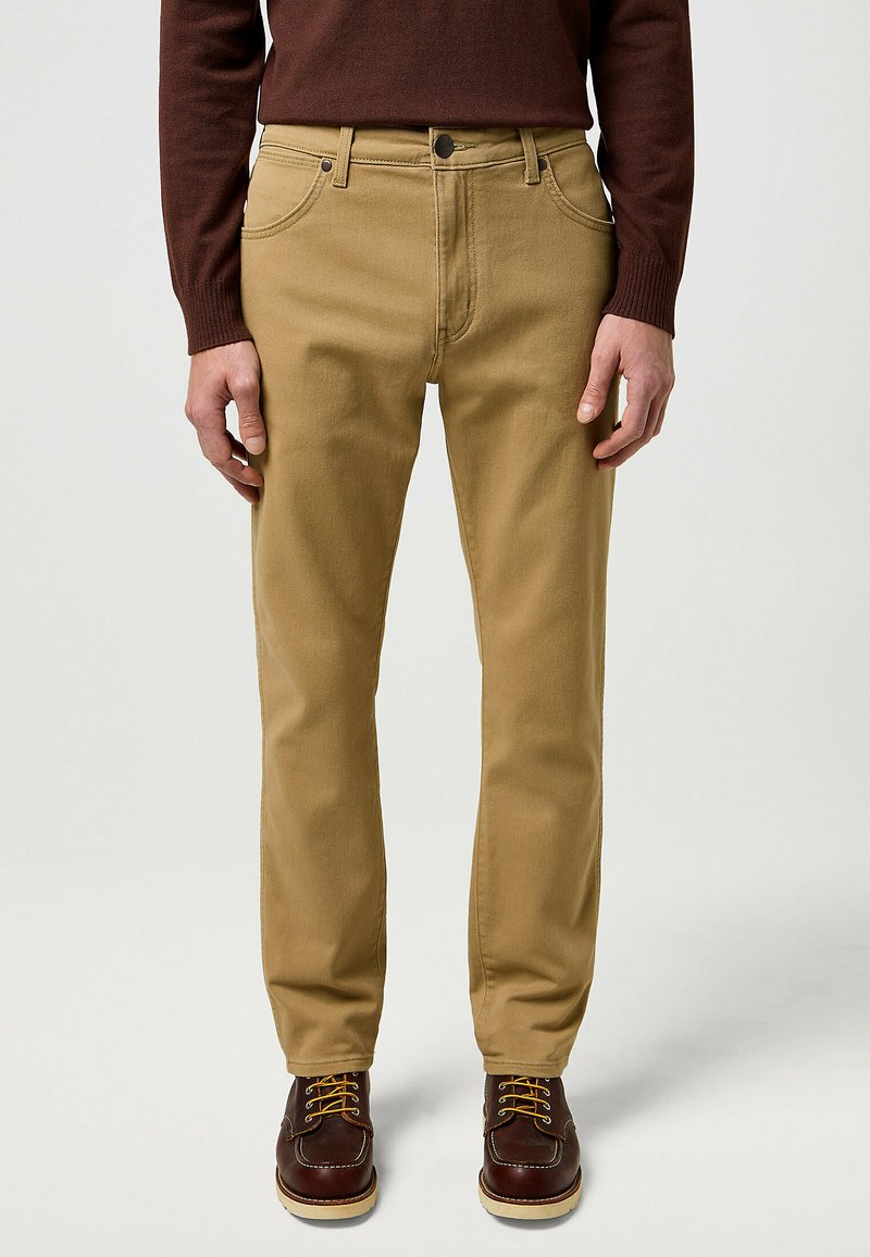 Wrangler LARSTON - Vaqueros slim fit - tigers eye