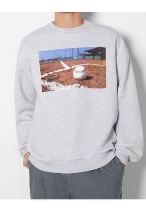 Grijze sweater met een bedrukt beeld van een honkbal op een zanderig veld. Geribbelde halslijn en manchetten; zacht, gestructureerd materiaal.