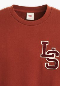 Bordeaux katoen sweatshirt met een ronde hals, voorzien van een gestructureerd "LS" logo in donkerrood en beige aan de voorkant. Standaard pasvorm.
