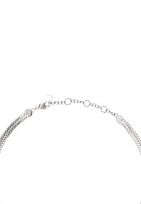 Sølv metal armbånd med et kædedesign og flad vævning, justerbar længde med en lås for sikker fastgørelse.