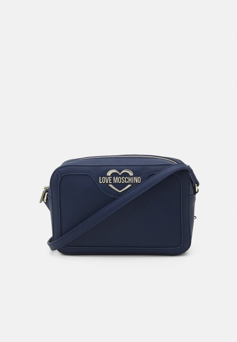 Námořnická modrá crossbody taška Love Moschino s výšivkou zlatého srdce, obdélníkový tvar a nastavitelný popruh na bílém pozadí.
