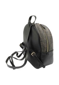 Zaino nero dalla forma arrotondata, con fronte in tessuto stampato e retro in pelle liscia. Cerniera dorata e spallacci regolabili.