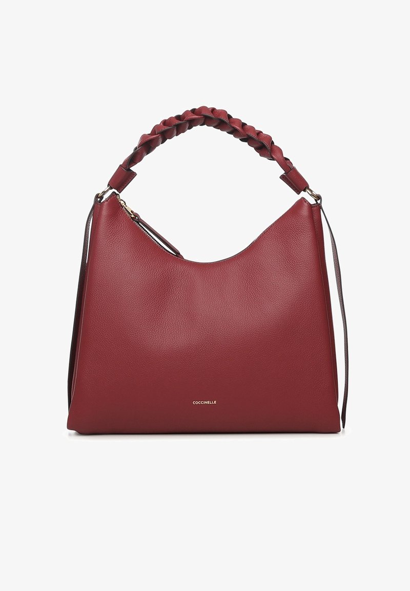 Rode leren handtas met een slordige vorm, gevlochten handvat en gouden beslag. Heeft een ritssluiting en het merknaam "Coccinelle" aan de voorkant.
