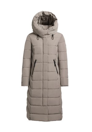 Ilga, paminkštinta taupe spalvos žieminė striukė su dideliu gobtuvu ir įstrižai užsegamais kišenėmis, sukurta šilumai ir apsaugai.