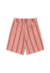 Gestreepte shorts in lichtroze met verticale strepen in rood en groen, voorzien van twee achterzakken en een getailleerde pasvorm.