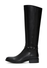 Stivale alto in pelle nera con punta rotonda, cuciture sottili e una cintura decorativa con dettagli metallici attorno alla caviglia.