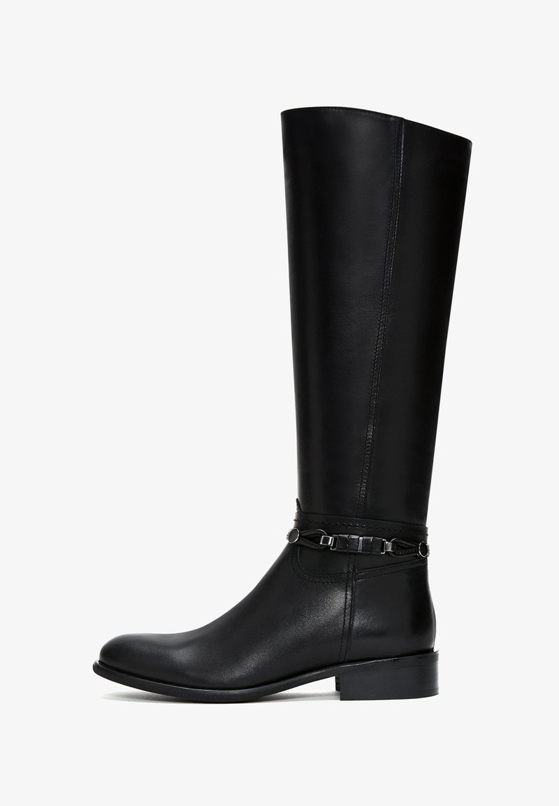 Botte noire en cuir montante, à bout rond, avec des coutures discrètes et une sangle décorative avec des accents métalliques autour de la cheville.
