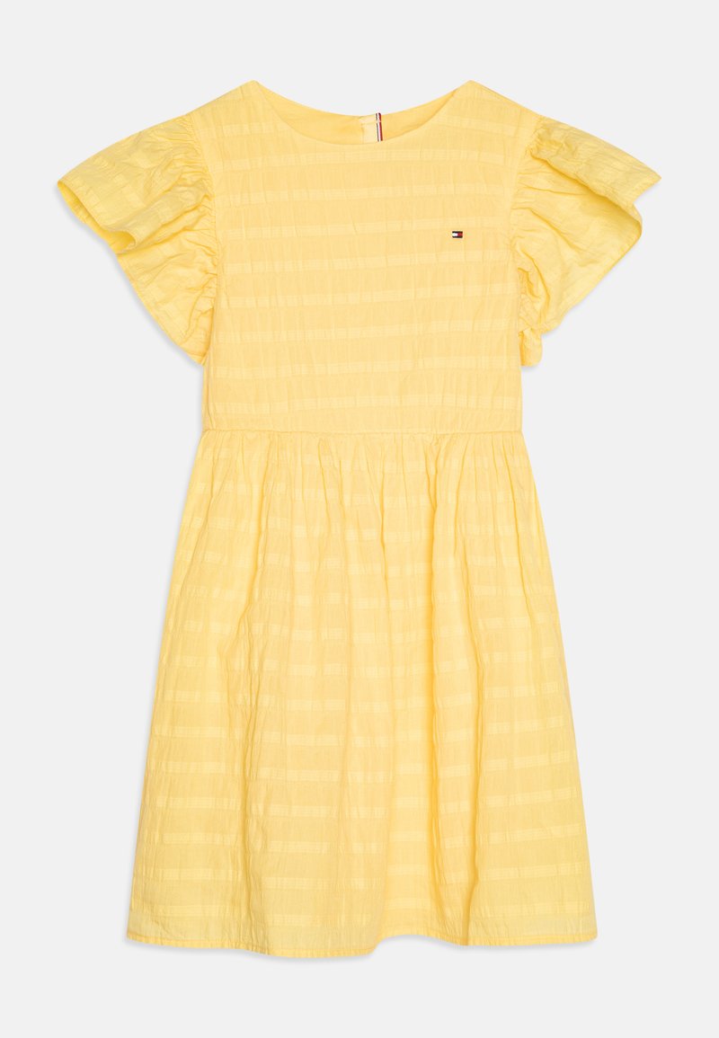Vestido de algodão amarelo com mangas curtas e franzidas, padrão de riscas texturizado e saia franzida. Apresenta bordado do logótipo perto do decote.
