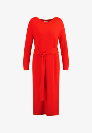 Vestido rojo de manga larga con escote redondeado, que cuenta con un cinturón a juego en la cintura y una silueta recta. Textura de tela suave.