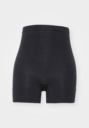 Shorts noirs taille haute en tissu extensible, avec une texture lisse et une longueur mi-cuisse, dotés d'une ouverture de jambe nette.