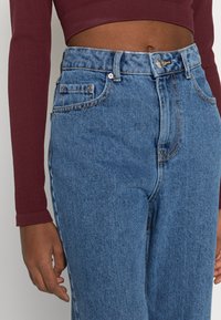 Vero Moda VMKITHY LOOSE JEANS - Calças de ganga de corte relaxado - medium blue denim