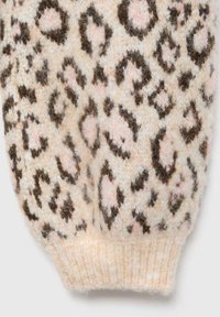 Pulover s leopardjim vzorcem, ki ima mehak, puhast teksturo v bež barvi z rjavimi in roza pikami. Racek na koncih.