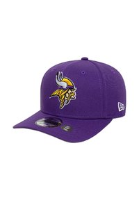 Lila Mütze mit einem Vikings-Logo auf der Vorderseite. Die Mütze verfügt über eine flache Krempe, eine strukturierte Stoffoberfläche und ein angepasstes Design. NFL-Logo auf der Seite.