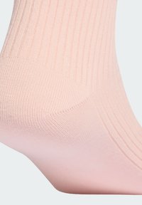 Ροζ ριμπ κάλτσες με απαλό ύφασμα, διαθέτουν λεία περιοχή στα δάχτυλα και τη φτέρνα, παρουσιάζοντας εφαρμοστή σχεδίαση.