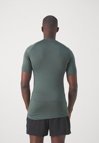 Nike Performance Apakškrekls - vintage green/black