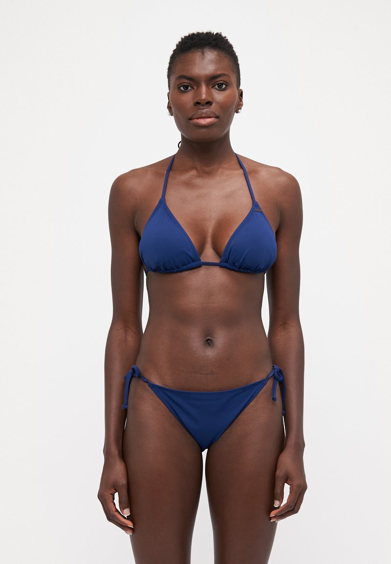 Tengerészkék bikini szett háromszög alakú toppal és állítható kötésekkel az alján, sima anyagból, minimalista dizájnnal.