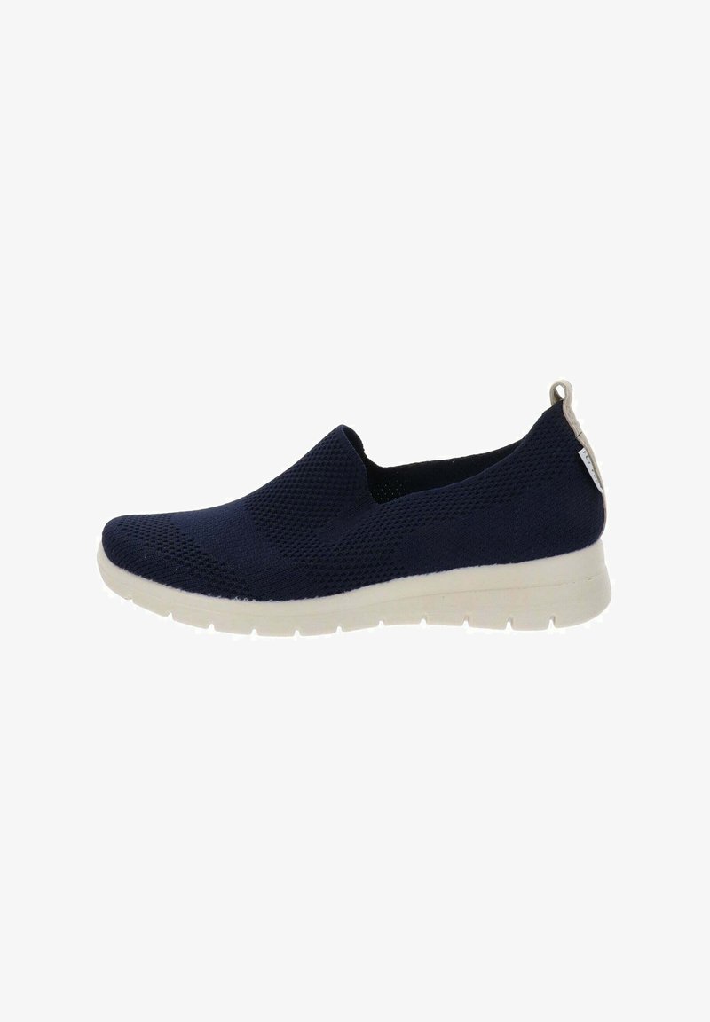 Zapato de slip-on de color navy con parte superior de tela texturizada y suela de goma blanca. Presenta un lazo en el talón para facilitar su uso.
