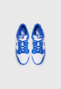 Blå og hvide Nike sneakers med perforeret tåboks, polstret krave og struktureret syntetisk overdel med kontrasterende snørebånd og logo.