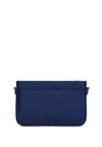 Námořnická modrá kožená crossbody taška s hladkým povrchem, zipovým uzávěrem a embosovaným logem na přední straně. Má štíhlý, obdélníkový tvar.