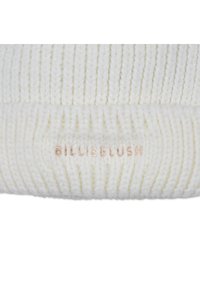 Bijela pletena kapa sa rebrastom teksturom, s preklopom i logotipom "BILLIEBLUSH" u metalik koncu sa strane.