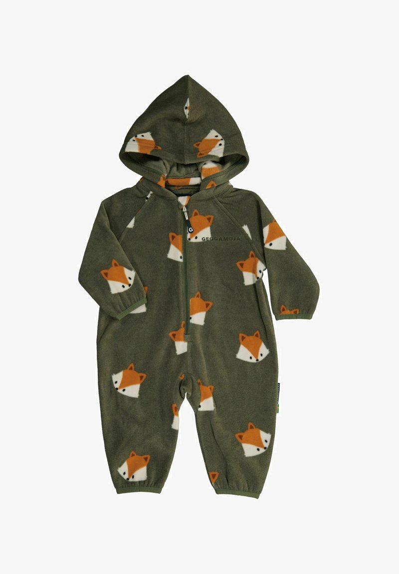 Combinaison en polaire vert olive avec un imprimé de renards orange et blanc sur l'ensemble. Comprend une fermeture éclair sur le devant et une capuche pour plus de protection.